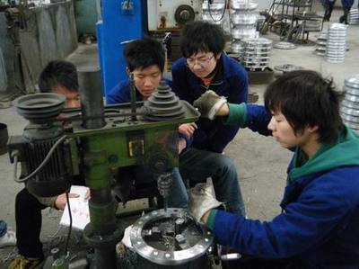 機械工程系學生在校辦工廠開展機械制造生產性實訓