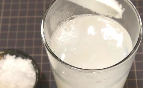 沸水燙熟雞蛋攪拌加白糖,做成雞蛋茶,甜甜的蛋香味飲品你喝過(guò)嗎